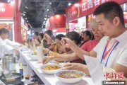 搬家公司“嗦粉”经济火热 中国多地“食力”出圈